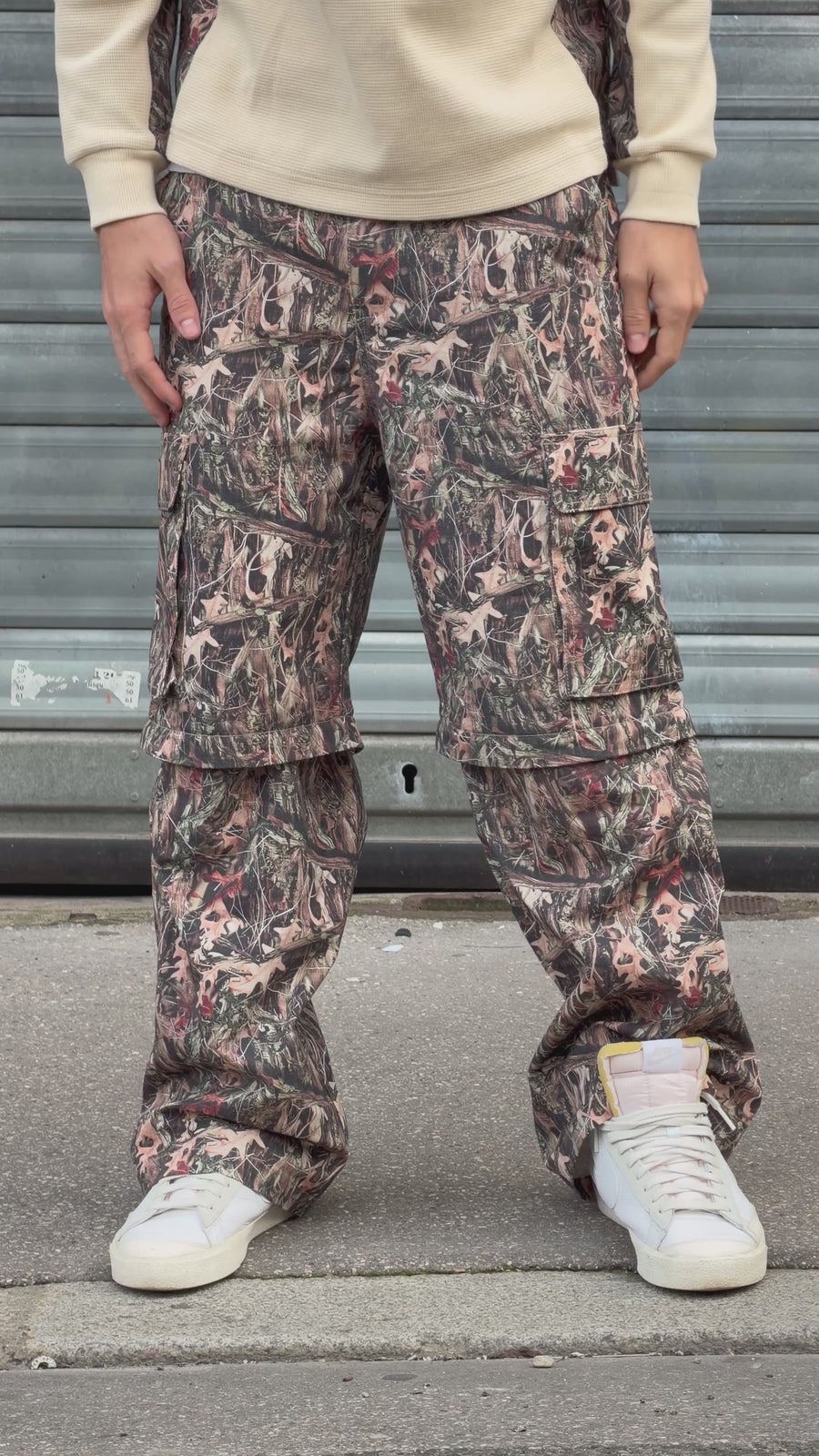 Vidéo montrant la transformation du Finesse 2-in-1 Cargo Pants-Camo en short grâce à ses zips détachables.