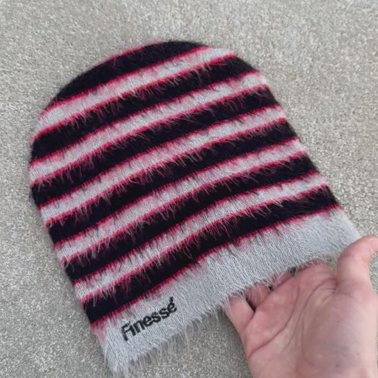 Vidéo en gros plan montrant la texture douce de la laine du Finesse Mohair Beanie