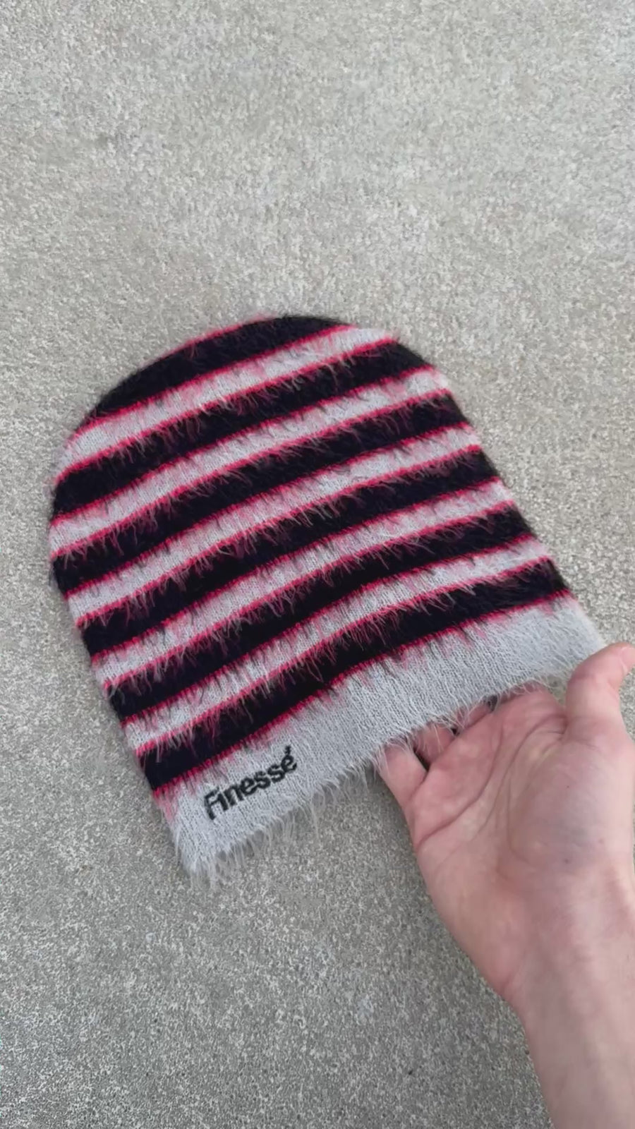 Vidéo en gros plan montrant la texture douce de la laine du Finesse Mohair Beanie