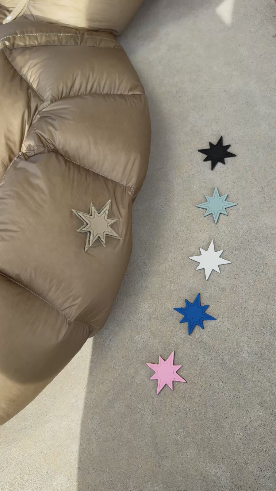 Vidéo de la doudoune Finesse* Alive Puffer Jacket Light Bronze avec ses scratchs interchangeables.