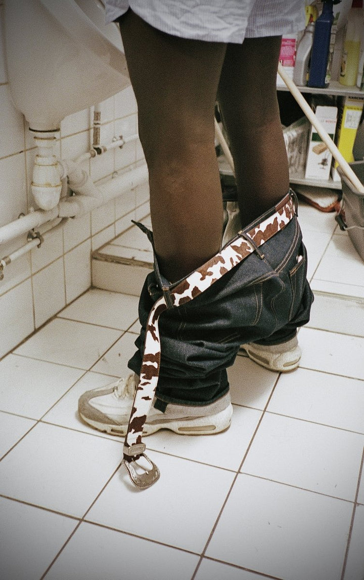 Détail ceinture Finesse sur pantalon masculin, photo lifestyle