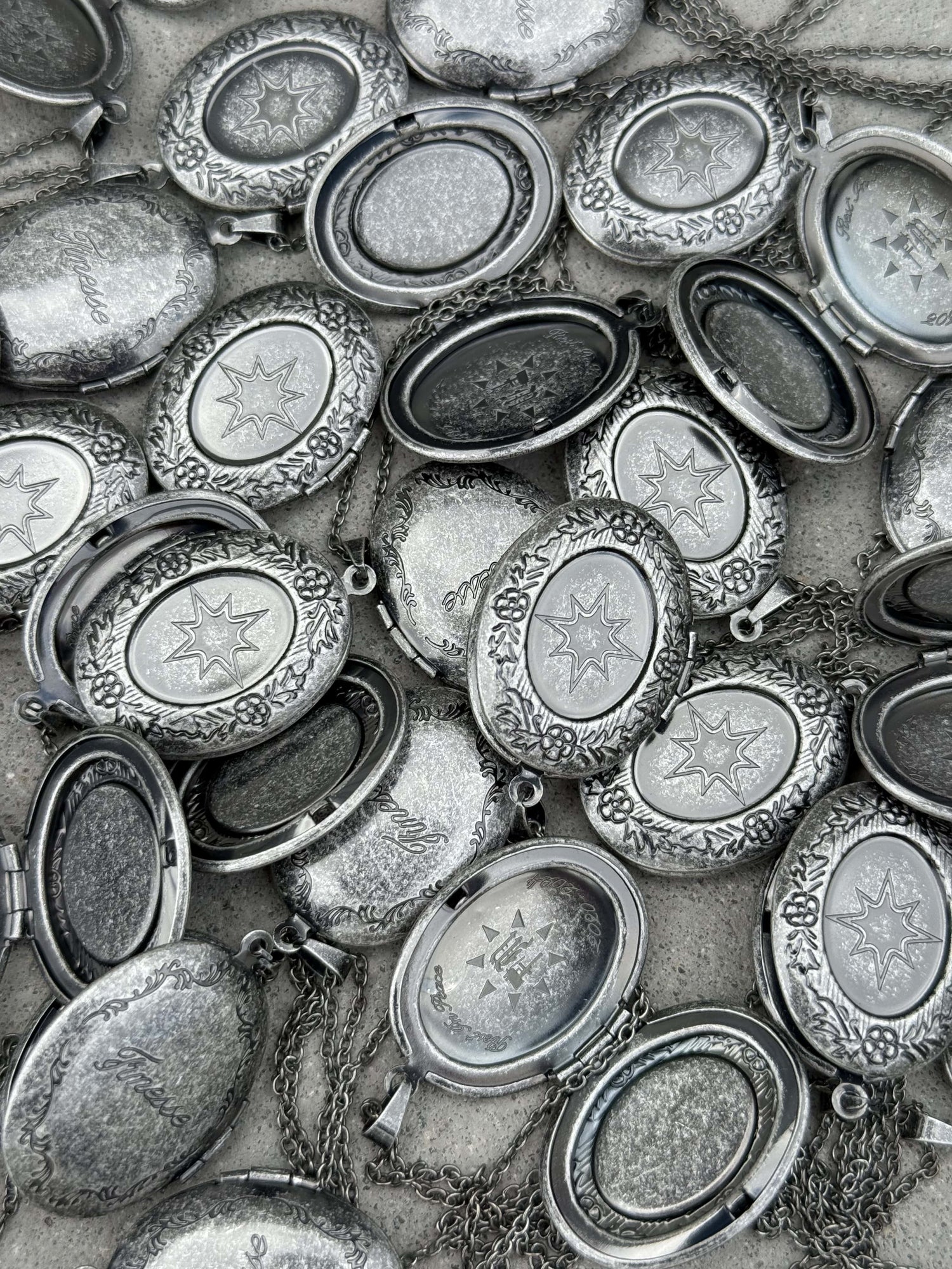 details-gravés-memory-necklace